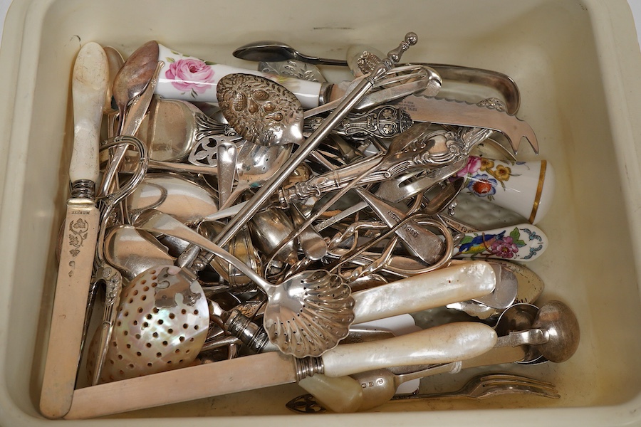 Nine items of sundry small silver flatware including a pair of early Victorian fiddle pattern mustard ladles, London, 1844, together with two early 20th century French mother of pearl handled white metal dessert knives a